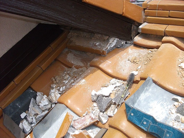 屋根の折り返し部分の漆喰を撤去